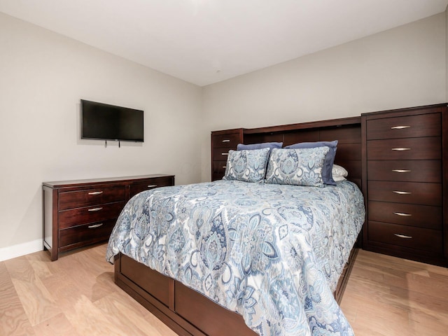 5285 Highpointe Lakes Dr Unit 201, Westerville, OH 43081 - bedroom featuring light wood finished floors and baseboards