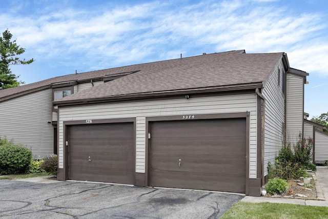 5276 Marci Way, Columbus, OH 43228 - view of garage