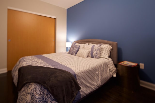 100 E Gay St Unit 804, Columbus, OH 43215 - bedroom with wood finished floors and baseboards