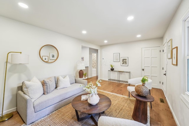 527 N Columbia Ave, Bexley, OH 43209 - living area featuring light wood-style flooring and recessed lighting