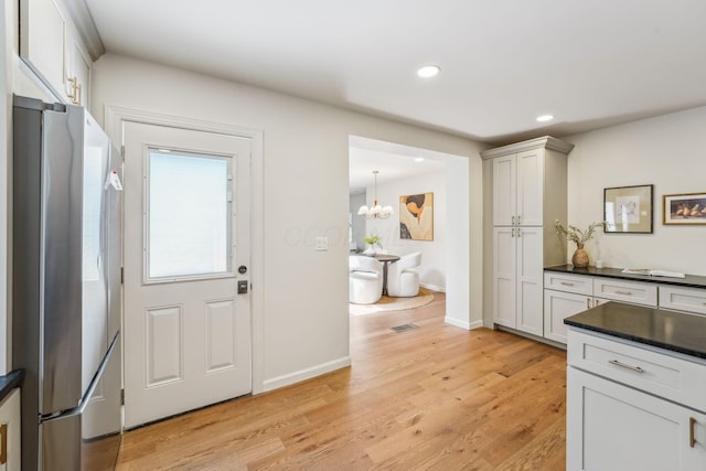 527 N Columbia Ave, Bexley, OH 43209 - kitchen with freestanding refrigerator, dark countertops, a chandelier, light wood finished floors, and recessed lighting