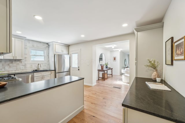 527 N Columbia Ave, Bexley, OH 43209 - kitchen with stainless steel appliances, dark countertops, tasteful backsplash, light wood-style flooring, and recessed lighting
