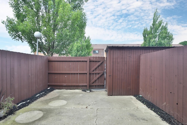 1820 Willoway Cir S, Columbus, OH 43220 - view of patio featuring a gate