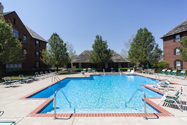 6065 Craughwell Ln, Dublin, OH 43017 - community pool with a patio