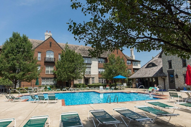 6065 Craughwell Ln, Dublin, OH 43017 - community pool with a patio
