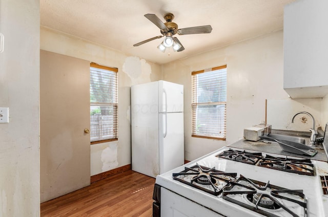 178 S Weyant Ave, Columbus, OH 43213 - kitchen featuring white appliances, light wood finished floors, and ceiling fan