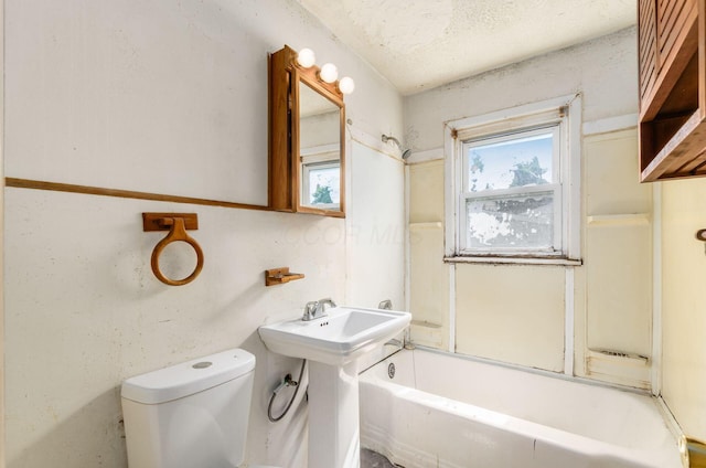 178 S Weyant Ave, Columbus, OH 43213 - full bath with plenty of natural light, shower / bathtub combination, and a textured ceiling