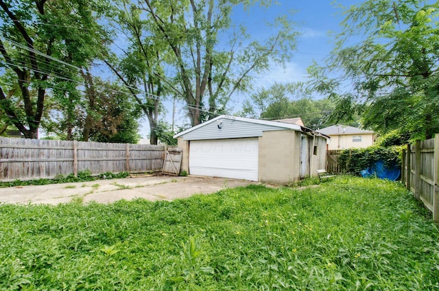 178 S Weyant Ave, Columbus, OH 43213 - fenced backyard with a detached garage and an outdoor structure