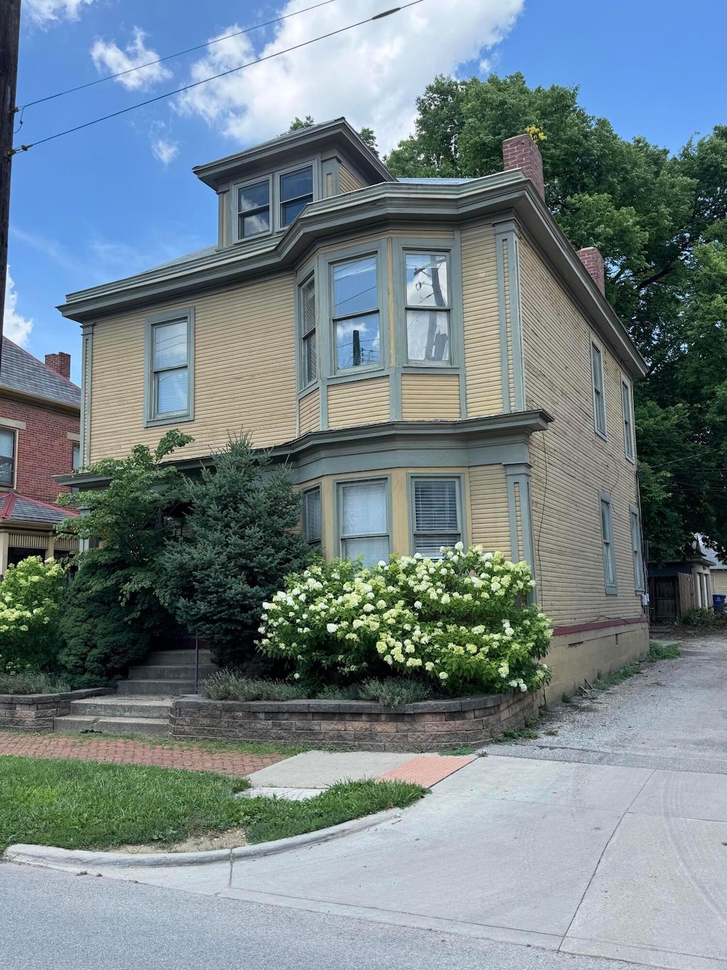 256 W 3rd Ave, Columbus, OH 43201 - view of front facade with a chimney