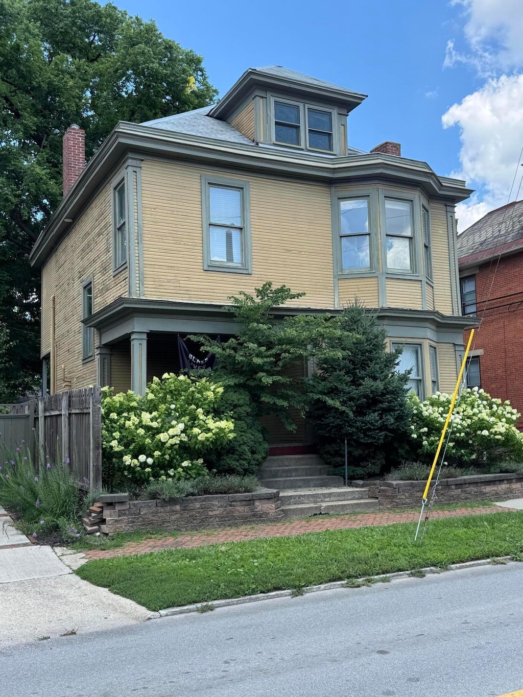 256 W 3rd Ave, Columbus, OH 43201 - view of front of house featuring a chimney