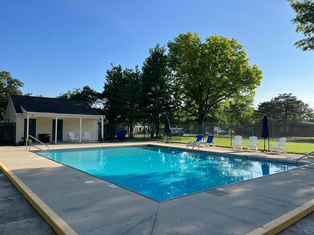 3063 Jersey Dr Unit 67, Columbus, OH 43204 - community pool with a patio