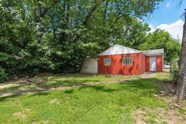356 E 20th Ave, Columbus, OH 43201 - view of grassy yard featuring an outbuilding