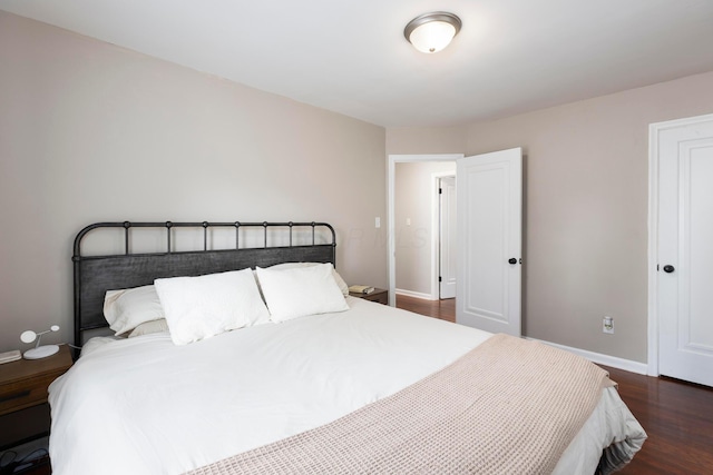 528 S James Rd, Columbus, OH 43213 - bedroom featuring dark wood-style flooring and baseboards
