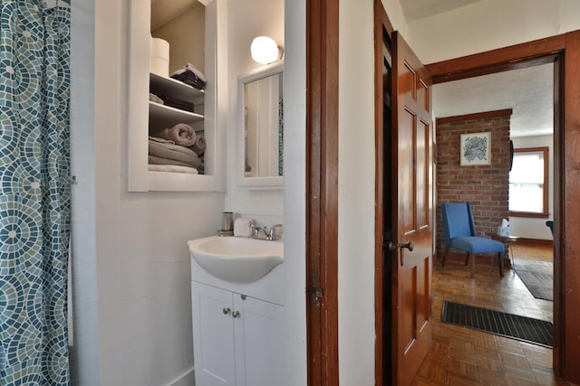 398 W 5th Ave, Columbus, OH 43201 - full bathroom featuring vanity and baseboards