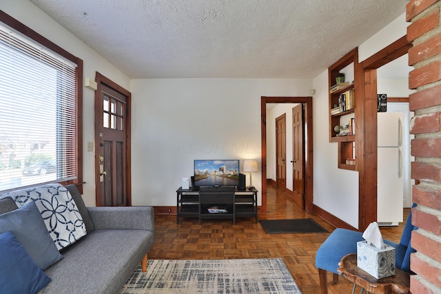 398 W 5th Ave, Columbus, OH 43201 - living area with a textured ceiling