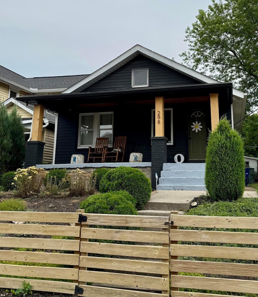298 E Welch Ave, Columbus, OH 43207 - view of front of property featuring covered porch and a fenced front yard