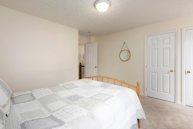 6258 Tetlin Field Dr, New Albany, OH 43054 - bedroom featuring light carpet and a textured ceiling