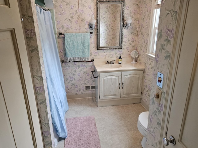 521 E Allen St, Lancaster, OH 43130 - full bathroom with wallpapered walls, vanity, and curtained shower
