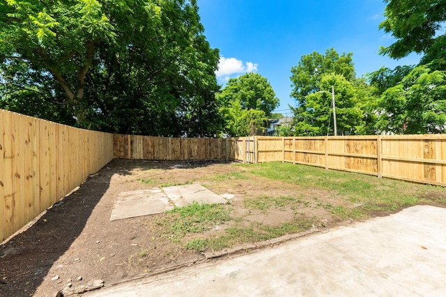 1612 Cole St, Columbus, OH 43205 - fenced backyard with a patio area