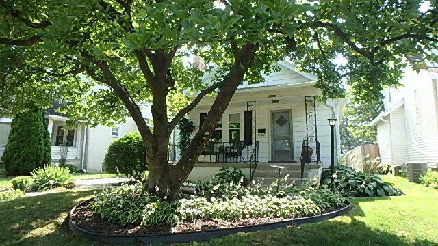 1483 Elmwood Ave, Columbus, OH 43212 - view of front of property with a porch and a front yard