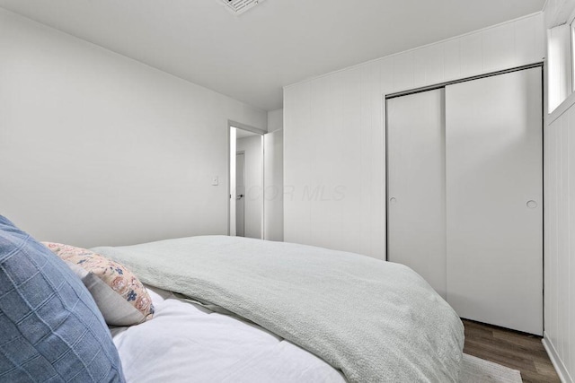 1556 Vilardo Ln, Columbus, OH 43227 - bedroom featuring dark wood-type flooring and a closet
