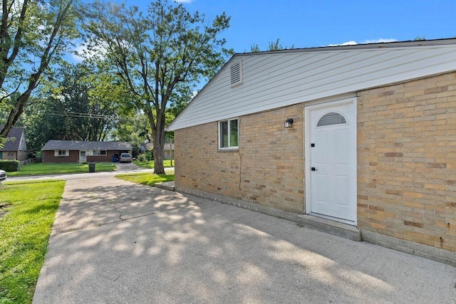 1556 Vilardo Ln, Columbus, OH 43227 - view of garage