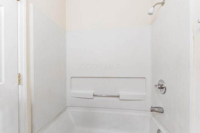 893 Aladdin Ct, Columbus, OH 43207 - bathroom featuring shower / bathtub combination