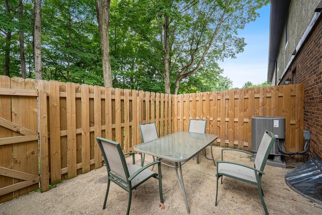 3033 Highcliff Ct, Columbus, OH 43231 - fenced backyard with outdoor dining space and a patio area