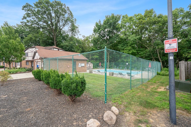 3033 Highcliff Ct, Columbus, OH 43231 - view of property's community featuring a swimming pool and view of wooded area