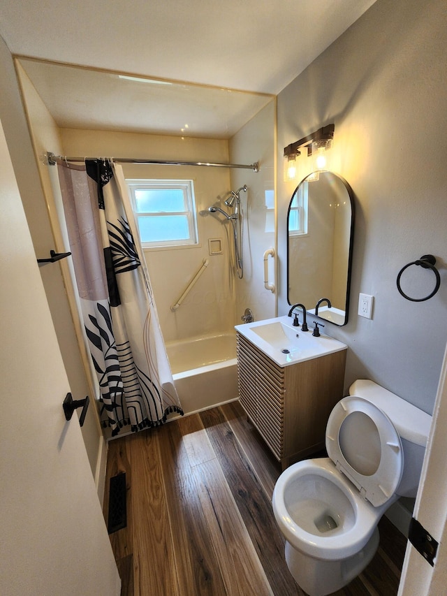 1826 Fleming Rd, Columbus, OH 43232 - full bath featuring shower / bath combination with curtain, vanity, and wood finished floors