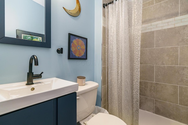 2686 Wicklow Rd, Columbus, OH 43204 - full bath featuring vanity and a shower with curtain