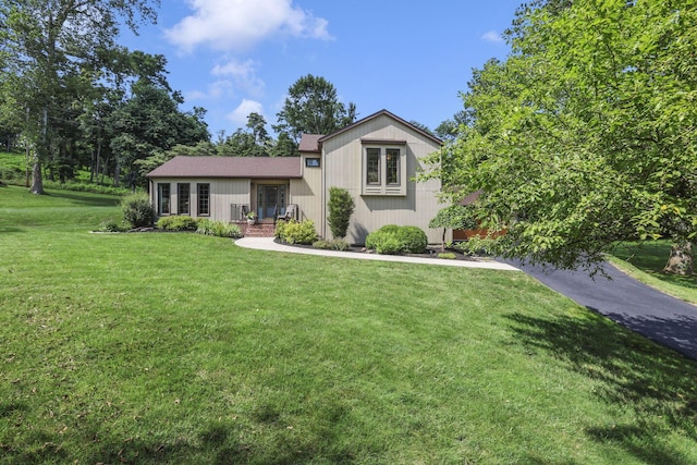 680 Rainbow Dr NW, Lancaster, OH 43130 - ranch-style home featuring a front yard and french doors