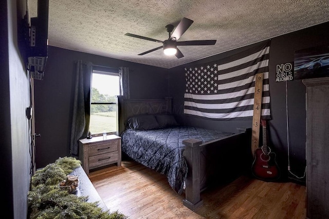 9710 Butcher Rd, Mount Vernon, OH 43050 - bedroom featuring wood finished floors, a textured ceiling, and a ceiling fan