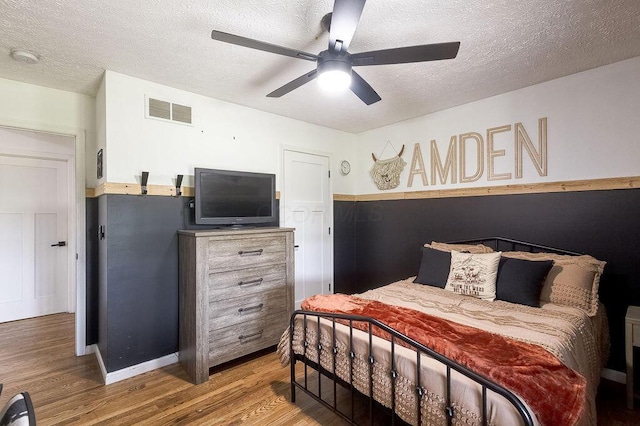 9710 Butcher Rd, Mount Vernon, OH 43050 - bedroom featuring wood finished floors, a textured ceiling, and ceiling fan