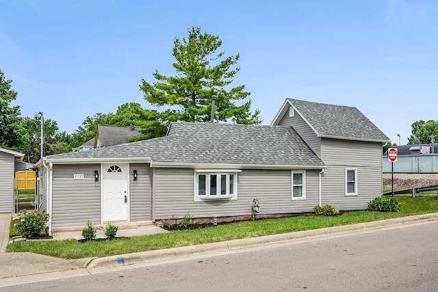 114 N Trine St, Canal Winchester, OH 43110 - traditional-style home featuring roof with shingles