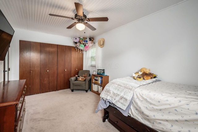 2566 Mcdaniel Ct, Grove City, OH 43123 - bedroom featuring light colored carpet, a closet, and a ceiling fan