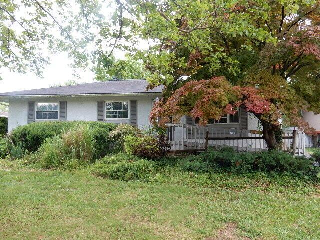 1549 Alpine Dr, Columbus, OH 43229 - view of front facade with stucco siding and a front yard