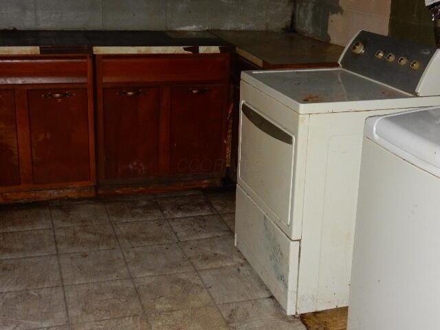 1549 Alpine Dr, Columbus, OH 43229 - washroom with washer and dryer
