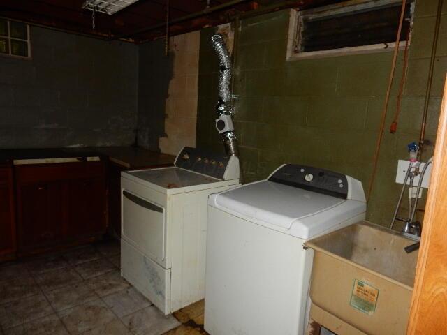 1549 Alpine Dr, Columbus, OH 43229 - laundry area with washer and dryer and concrete block wall