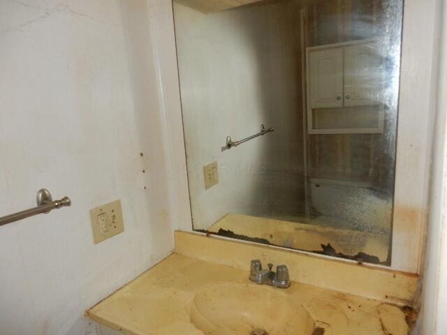 1549 Alpine Dr, Columbus, OH 43229 - bathroom with vanity