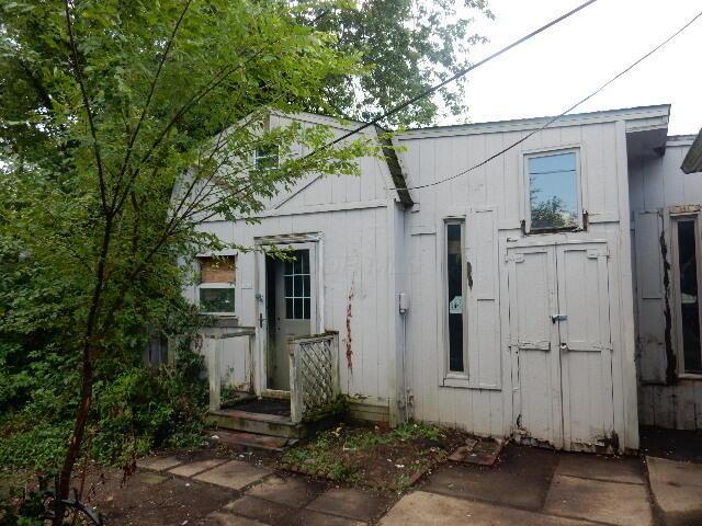 1549 Alpine Dr, Columbus, OH 43229 - rear view of property