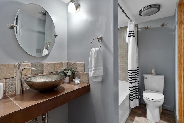 1481 Cliff Ct Unit 58-A, Columbus, OH 43204 - full bathroom with shower / tub combo with curtain, tasteful backsplash, and wood finished floors