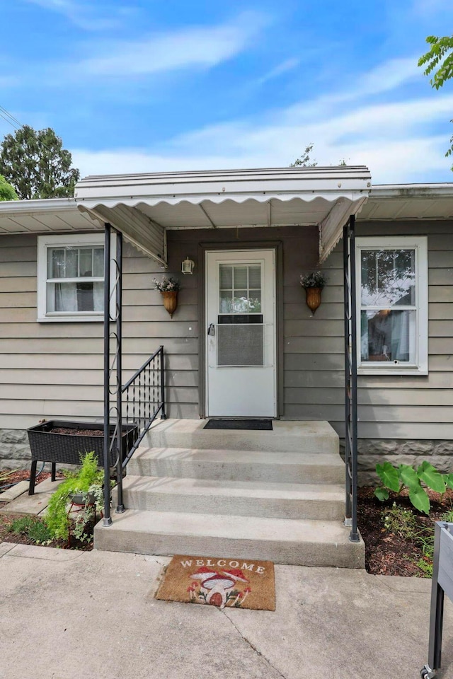 220 Robinwood Ave, Columbus, OH 43213 - property entrance