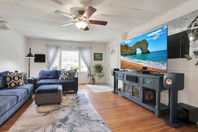 220 Robinwood Ave, Columbus, OH 43213 - living area featuring wood finished floors and ceiling fan
