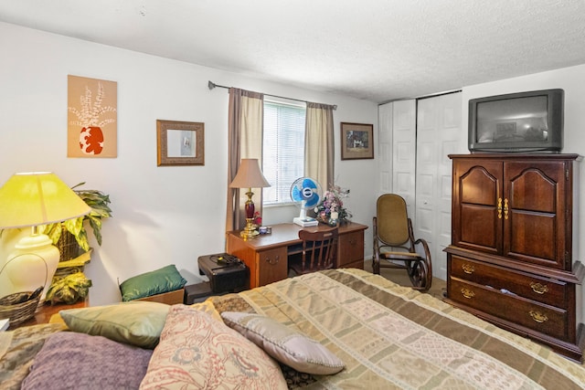 5500 Saddlebrook Dr, Columbus, OH 43221 - bedroom with a closet and a textured ceiling