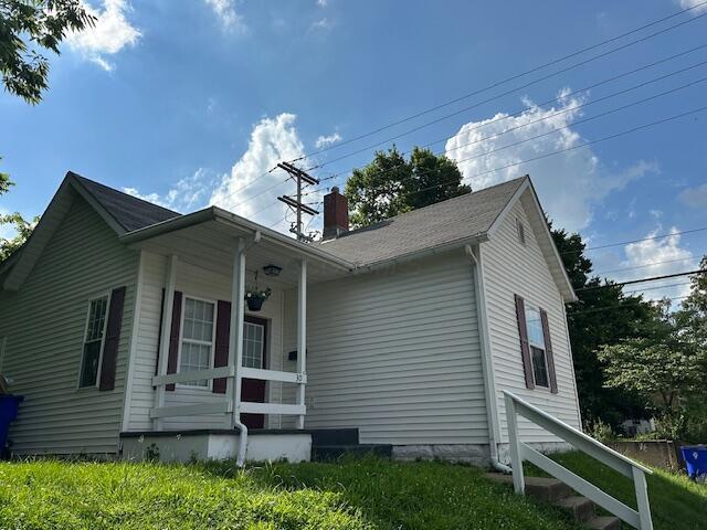 30 Wade St, Chillicothe, OH 45601 - view of front of house with a chimney