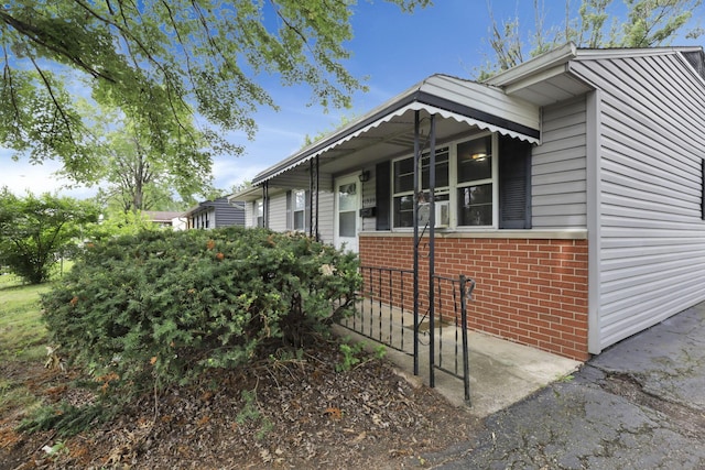 1535 S Hamilton Rd, Columbus, OH 43227 - view of property exterior with brick siding