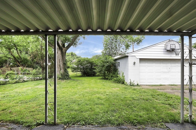 1535 S Hamilton Rd, Columbus, OH 43227 - view of green lawn featuring an outdoor structure and a detached garage
