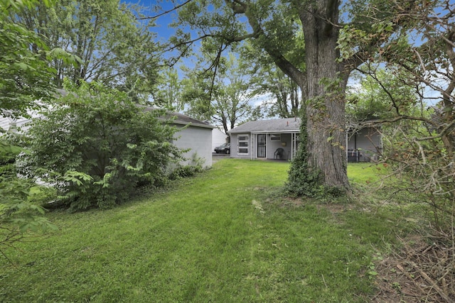 1535 S Hamilton Rd, Columbus, OH 43227 - view of grassy yard