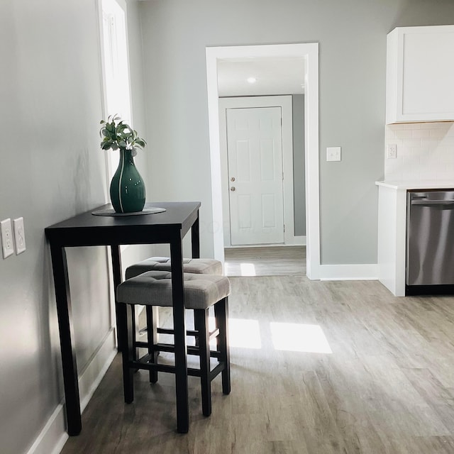 652 E 6th Ave, Lancaster, OH 43130 - foyer featuring light wood-type flooring and baseboards